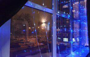 Черный лофт с большой барной стойкой