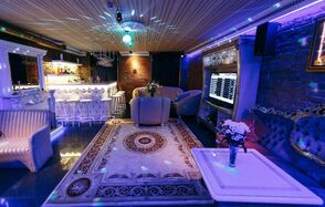 Караоке-зал с действующим камином