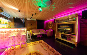 Караоке-зал с действующим камином