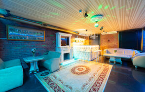 Караоке-зал с действующим камином