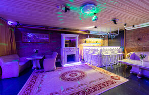 Караоке-зал с действующим камином