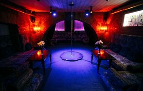 Кальянный зал с пилоном