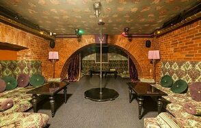 Кальянный зал с пилоном