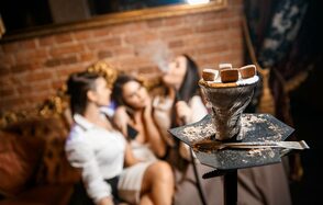 Кальянный зал с пилоном