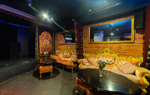 Современный диско-зал со сценой