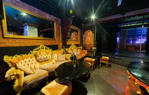 Современный диско-зал со сценой