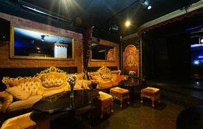 Современный диско-зал со сценой