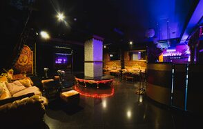 Современный диско-зал со сценой