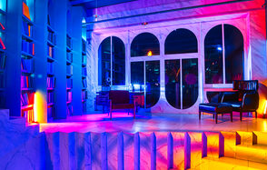 Стильный двухуровневый лофт с панорамным видом