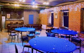 Just Loft на Бауманской. Несколько больших круглых столов. Барная стойка. Диваны