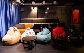 Уютный лофт для кинопоказов