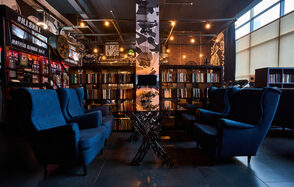 Креативный лофт с автомобилями