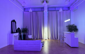 BANG Просторный светлый зал с высокими потолками