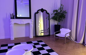 BANG Просторный светлый зал с высокими потолками