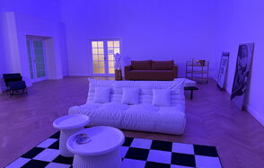 BANG Просторный светлый зал с высокими потолками