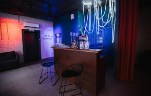 Лофт Santa с большими окнами. Барная стойка со стульями. Посуда. Неоновая лента. Кондиционер