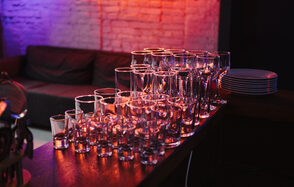 Лофт Santa(Санта) с большими окнами. Посуда на браной стойке. Неоновые лампы на стене