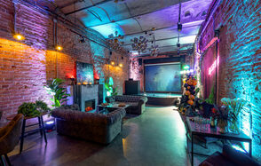 Лофт со сценой. Близкий ракурс. Бюст. Цветы. Посуда, Стаканы