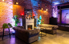 Лофт со сценой. Широкая барная стойка с барными стульями