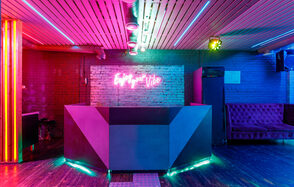Дизайнерское лофт-пространство с неоновой подсветкой