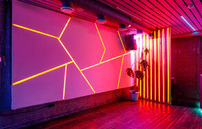 Дизайнерское лофт-пространство с неоновой подсветкой