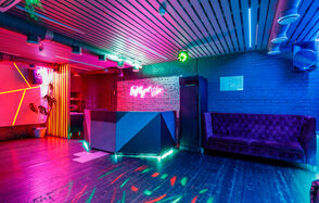 Дизайнерское лофт-пространство с неоновой подсветкой