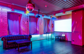 Дизайнерское лофт-пространство с неоновой подсветкой