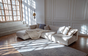 Светлый зал с камином и большими окнами