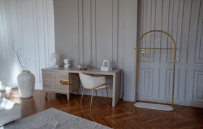 Светлый зал с камином и большими окнами