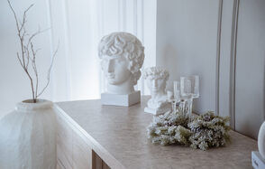 Светлый зал с камином и большими окнами