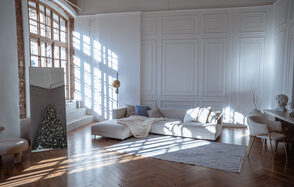 Светлый зал с камином и большими окнами