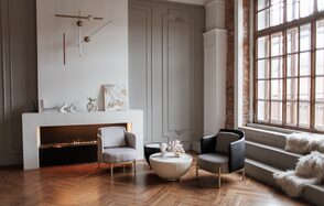 Светлый зал с камином и большими окнами