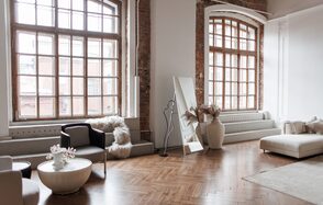 Светлый зал с камином и большими окнами