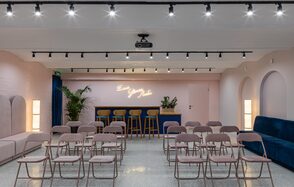 Стилизованный лофт в сине-розовых оттенках