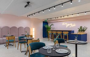 Стилизованный лофт в сине-розовых оттенках