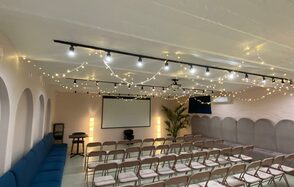 Стилизованный лофт в сине-розовых оттенках