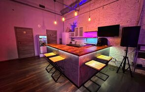 Просторный лофт в центре города. Девушка и мужчина поют на сцене в небольшом дыму