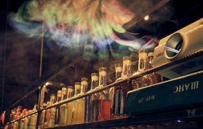 Бар под закрытие со сценой 