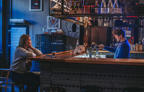 Бар под закрытие со сценой 