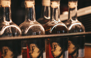 Бар под закрытие со сценой 