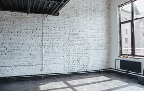 Светлый лофт с высокими потолками