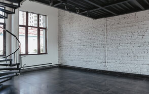 Светлый лофт с высокими потолками