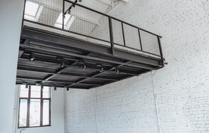 Светлый лофт с высокими потолками