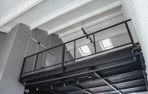 Светлый лофт с высокими потолками