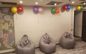 Уютный лофт с меловой стеной