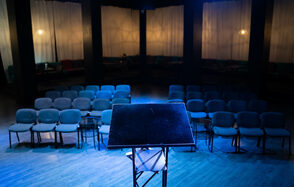 Концертная площадка с панорамными окнами