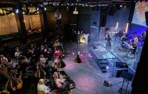 Концертная площадка с панорамными окнами