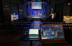 Концертная площадка с панорамными окнами