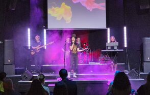 Концертная площадка с панорамными окнами