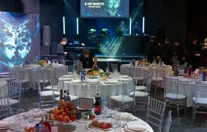 Концертная площадка с панорамными окнами